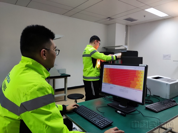 工作人员在光学实验室对助航灯光灯具进行光强检测