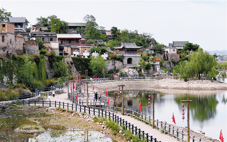 游客们在石家庄市井陉县陶瓷水镇参观游玩. 河北日报记者 史晟全摄