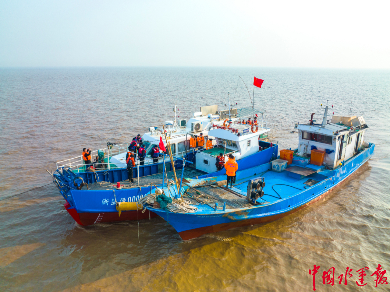 嘉兴海事局联合海盐县涉海涉渔成员单位开展海洋渔船应急救援演练