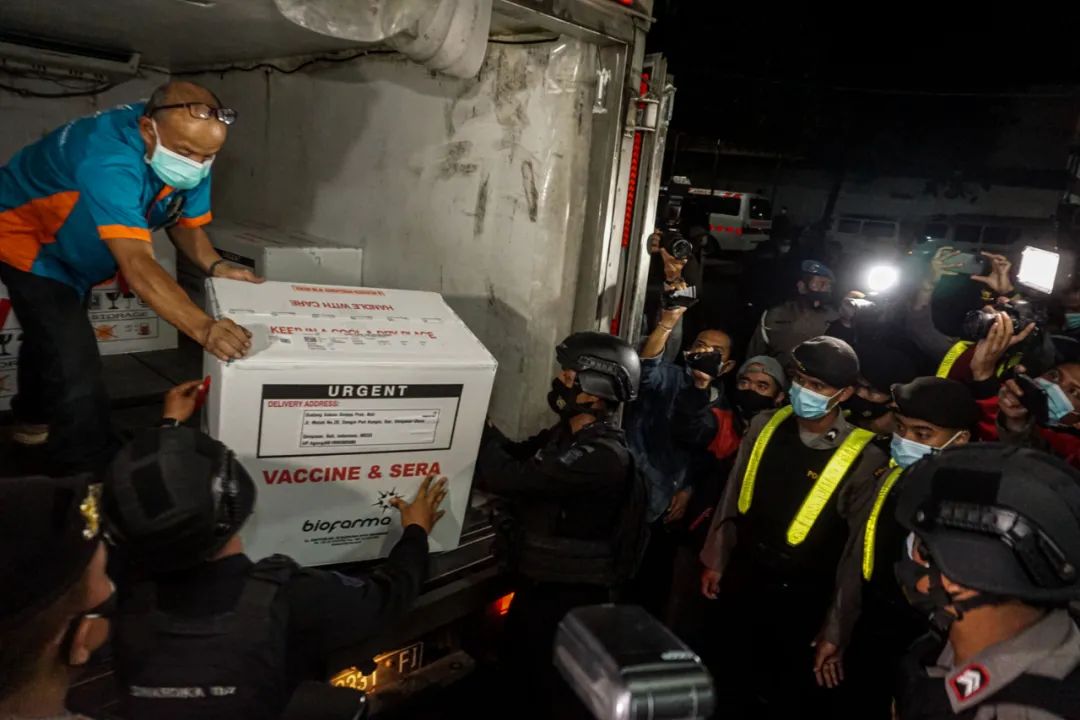 2021年1月5日凌晨,在印度尼西亚巴厘省登巴萨市,人们搬运刚刚运抵的