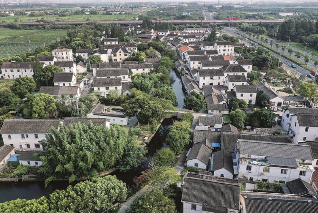 太湖流域的歇马桥古村,由一条"龙形水系"贯穿南北,村落沿河呈带状布局