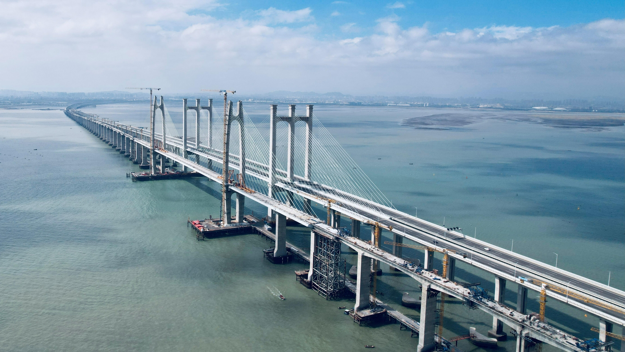 福建福厦高铁泉州湾跨海大桥全桥贯通