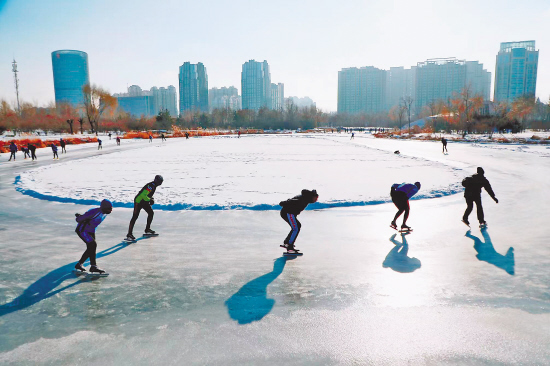 公益冰场快乐开滑