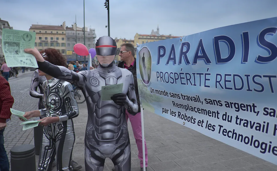 走上街头宣传的"雷尔教派"成员 来源:雅虎新闻