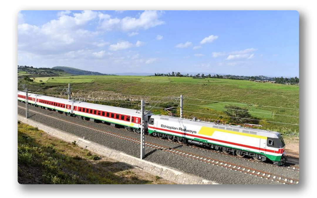 ▲ 在埃塞俄比亚首都亚的斯亚贝巴附近，一列试运行列车在中国企业建设的亚吉铁路上行驶
