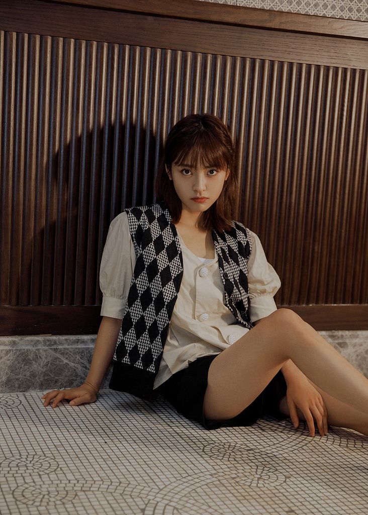 沈月甜美编发衬侧颜精致明眸动人复古摩登造型诠释随性洒脱活力