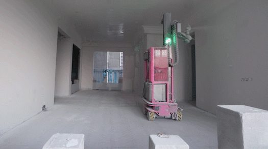 ▲室内喷涂机器人作业中