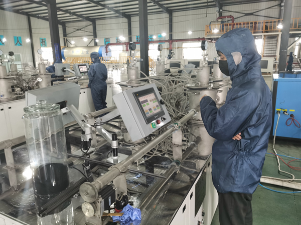 黑龙江省华升石墨股份有限公司的石墨烯生产车间。王君宝　摄