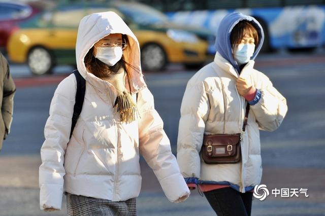 中国天气网讯 11月30日晨,大风降温影响京城,7时许,全市风力在5级左右