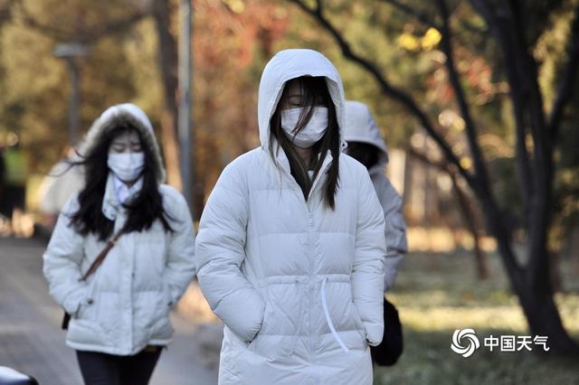 6℃,风寒效应显著,街头行人纷纷裹紧棉服,抵御刺骨寒冷.