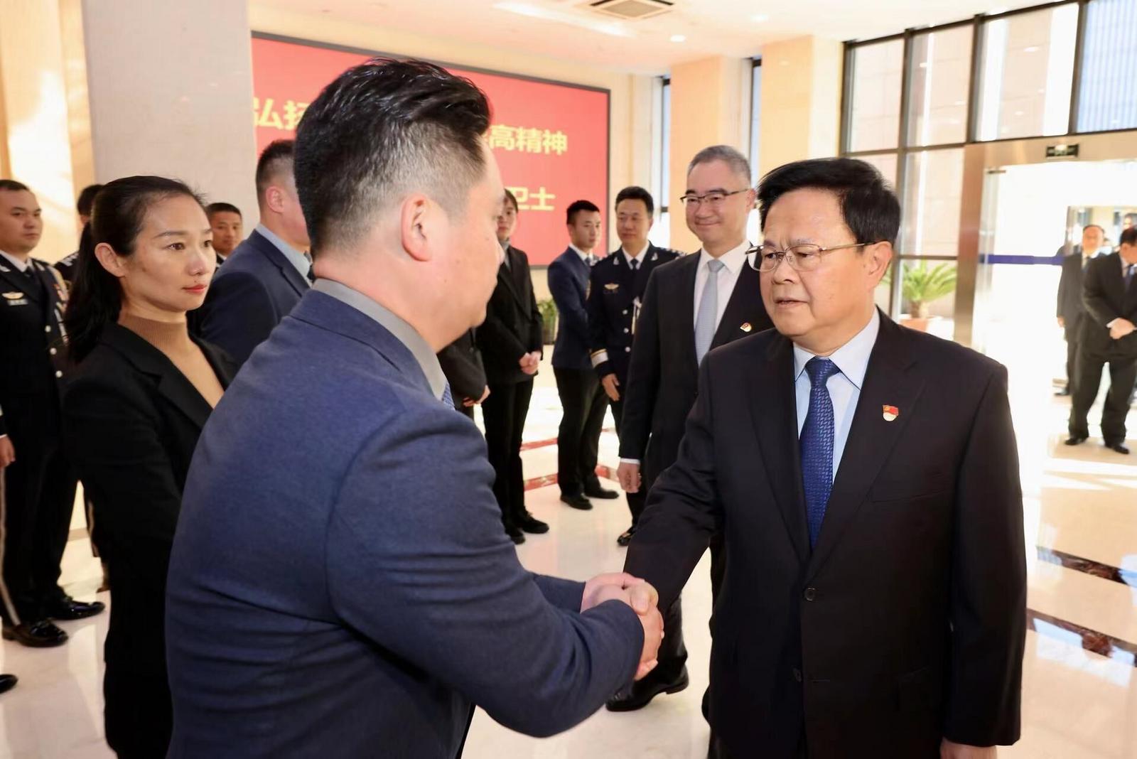 郑栅洁王清宪会见全省公安系统英烈亲属及公安英模