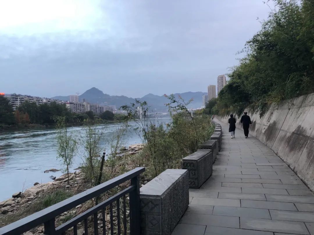 河道边的河堤,经常有居民散步(李晓洁 摄)