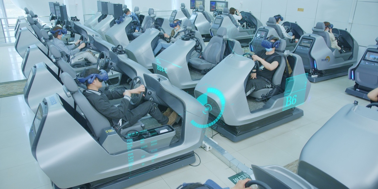 图说：学员在VR智能驾驶培训模拟器上进行科目二训练