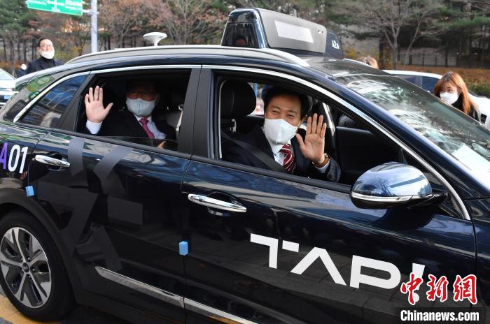 当地时间29日，首尔市市长吴世勋在上岩洞试乘自动驾驶汽车。首尔市政府供图