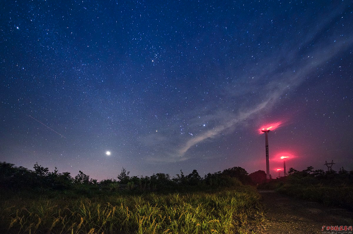 冬季的夜晚到南宁市马山县杨圩风电场山上观星,夜幕下,那浩瀚苍穹