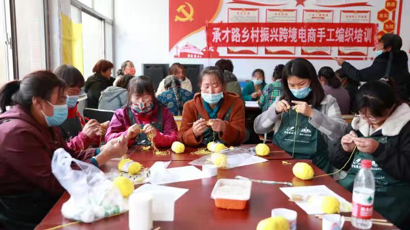 碧桂园北京区域滦平乡村振兴团队在当地开展的手工编织培训活动。