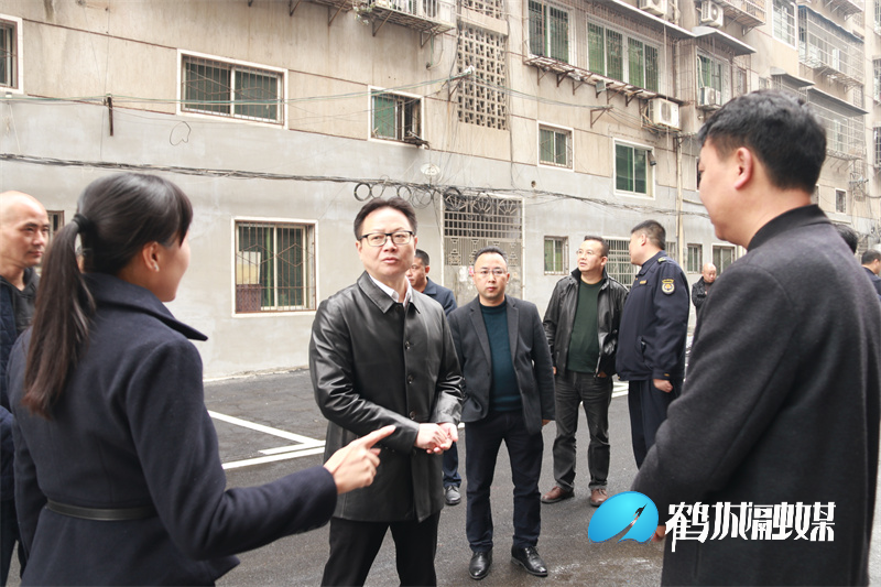 11月29日,鹤城区委书记王海涛调研无物业管理小区治理工作.