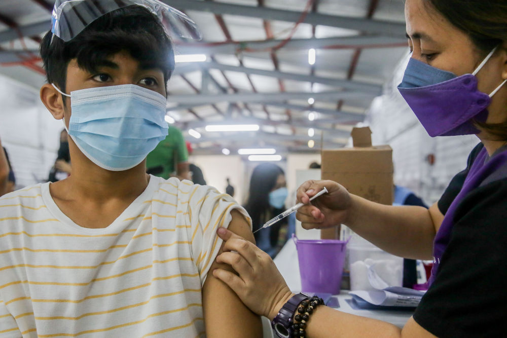 11月29日，民众在菲律宾马里基纳的一个体育中心接种新冠疫苗。