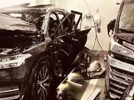 据《每日经济新闻》记者了解，此次爆炸还波及到周围停放的车辆，现场图片显示，该车旁边的一辆黑色商务车车门变形，车玻璃碎了一地，并且一辆红色保时捷轿车玻璃也被震碎。