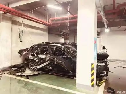 从现场图片来看，一辆黑色沃尔沃的四个车门、引擎盖、车顶和尾门均受到不同程度的损毁，此外车辆上方的水管也被震裂，现场水流不止。