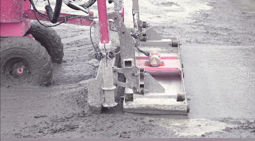 ▲混凝土机器人在进行整平、抹平工作