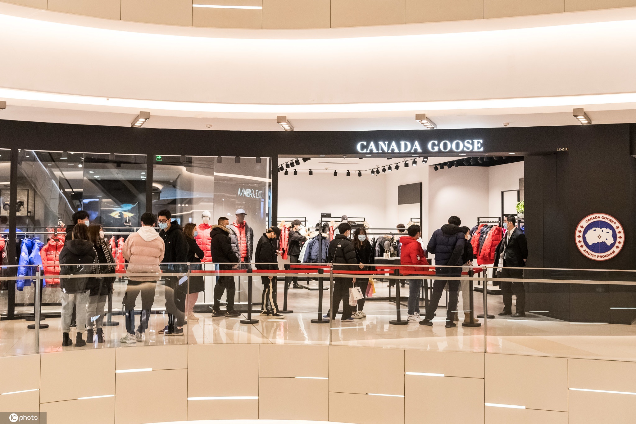 2020年1月12日,上海,气温骤降,加拿大鹅受热捧,顾客排队购买羽绒服.