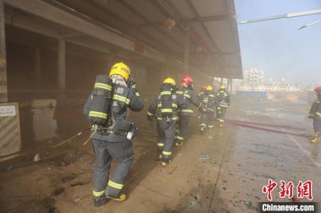 济南一停用冷库突发火灾 现场搜救出一名被困者已无生命体征