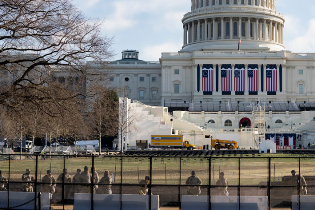 1月13日，国民警卫队队员在美国华盛顿国会大厦外警戒。新华社记者刘杰摄