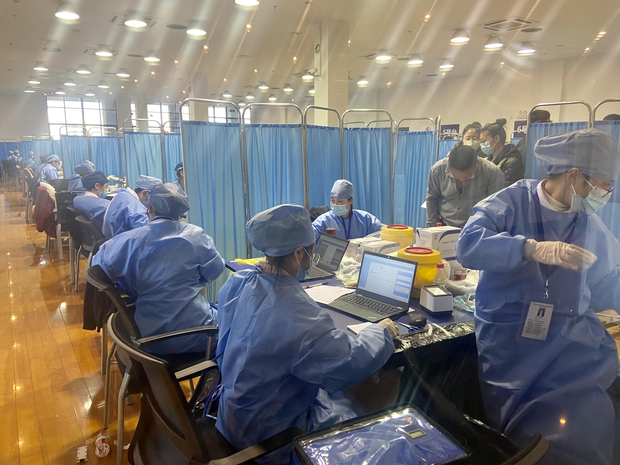 直击上海冷链、隔离点重点人群接种疫苗：保护自己也保护他人