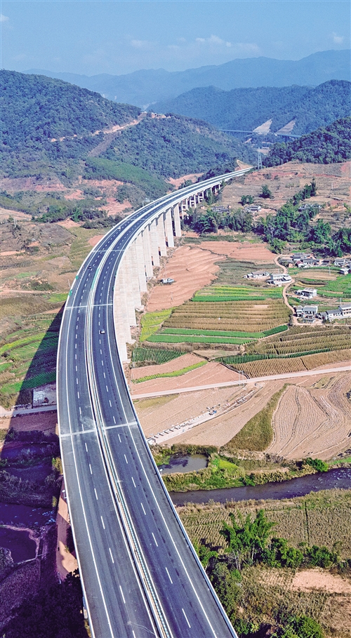 云南省墨江至临沧高速公路13日建成试通车,标志着全省16个州市全部通