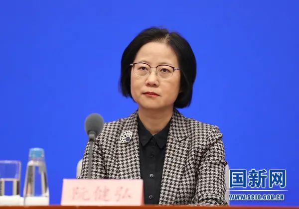 中国人民银行新闻发言人、调查统计司司长阮健弘（徐想 摄）