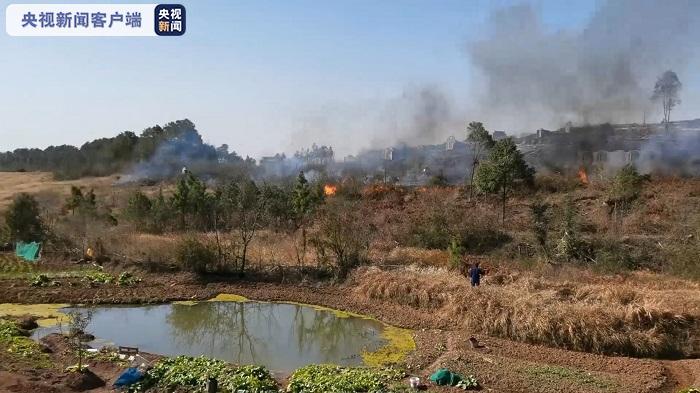 钻网洞、翻陡坡，江西​吉安消防员迅速到场灭山火