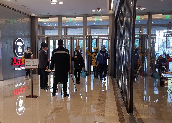 港汇恒隆广场在入口处要求测温、出示健康码。摄影：刘素楠