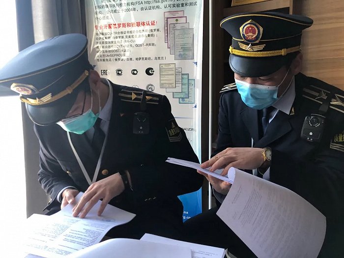 执法人员开展防疫物资认证检验检测领域检查 图源：上海发布微信公众号