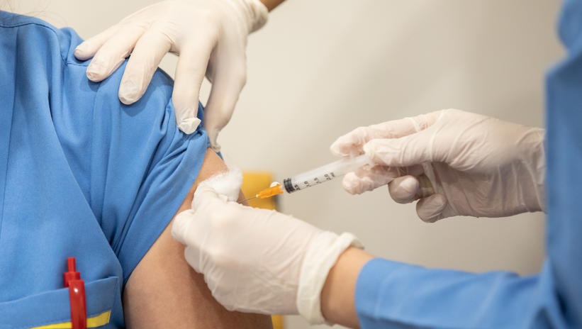波兰已有40万人接种新冠疫苗 将启动老年接种工作