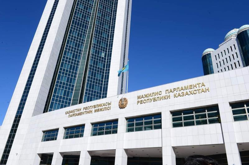 哈萨克斯坦新一届议会举行首次全体会议
