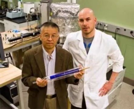  ·陈刚（左）在美国实验室工作照。