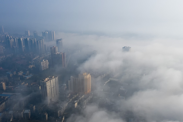 近日，四川乐山多阴雨天气，城市沿江地段缥缈如仙境。（图/张世妨）