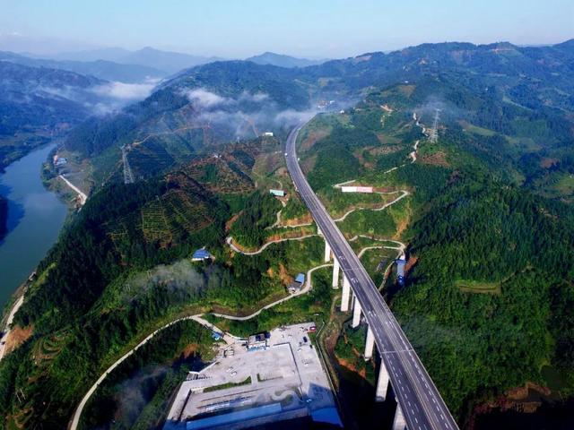 贵州东南部的一段高速公路。图/IC