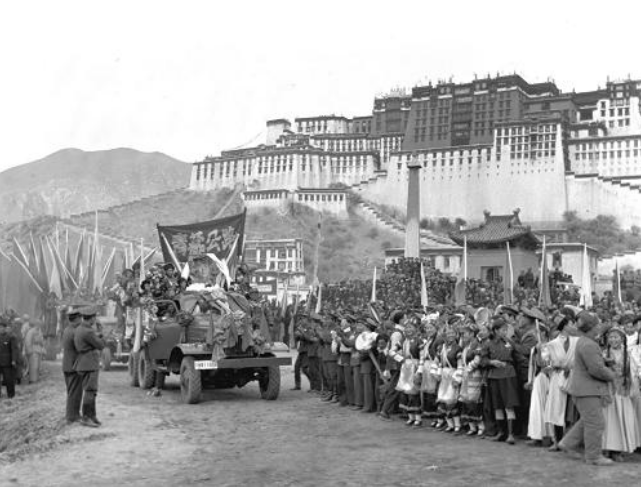 百年瞬间丨康藏公路和青藏公路建成通车