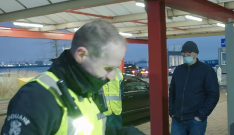 △据英国《卫报》的报道，这名荷兰边检警察在没收三明治的时候，“笑着对司机说‘欢迎脱欧’”（图片来源：《卫报》）
