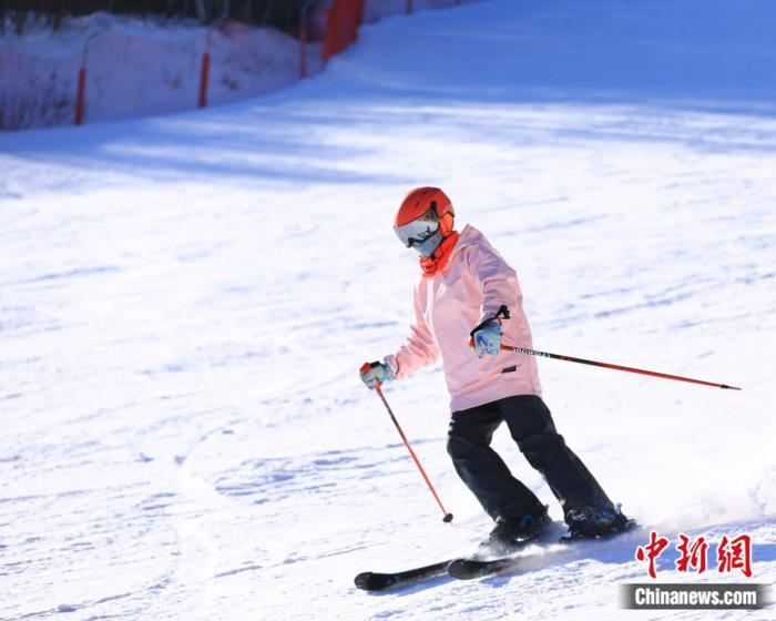 徐晶晶在雪场滑雪。受访者供图
