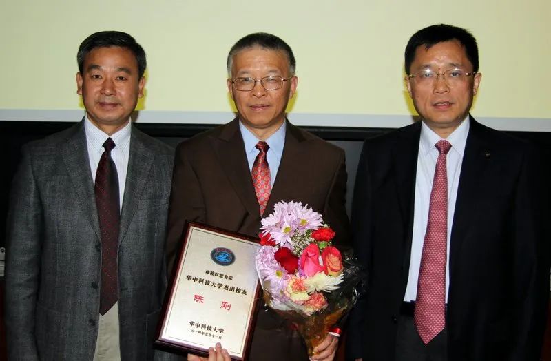  ·从华中科技大学毕业几十年后，陈刚（中）获得“华中科技大学杰出校友”荣誉奖项。