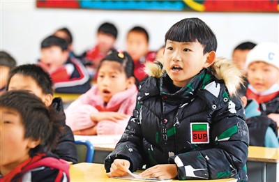 　在大方县恒大第十一小学，李思宇在课堂上回答老师的提问。