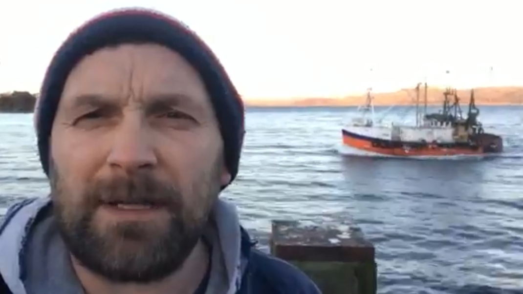 △苏格兰渔民拍摄的自拍视频截图