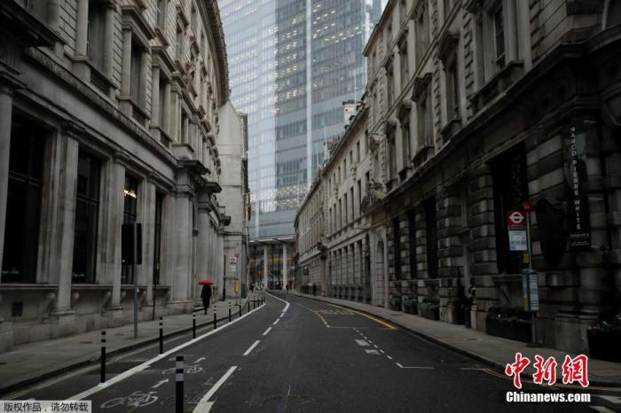当地时间1月5日，英国采取了第三次严格性封锁措施，伦敦街头行人稀少。图为伦敦金融区街头空空荡荡。