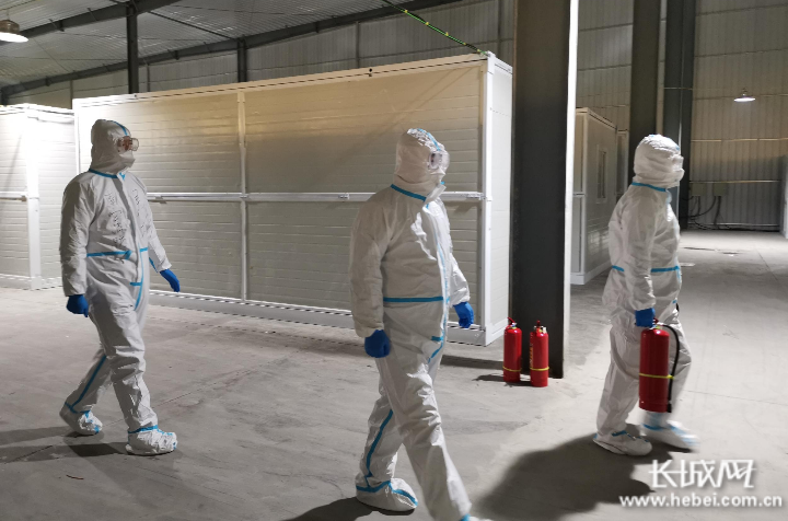 南宫市消防救援大队为当地4个方舱隔离点配备消防设施器材.