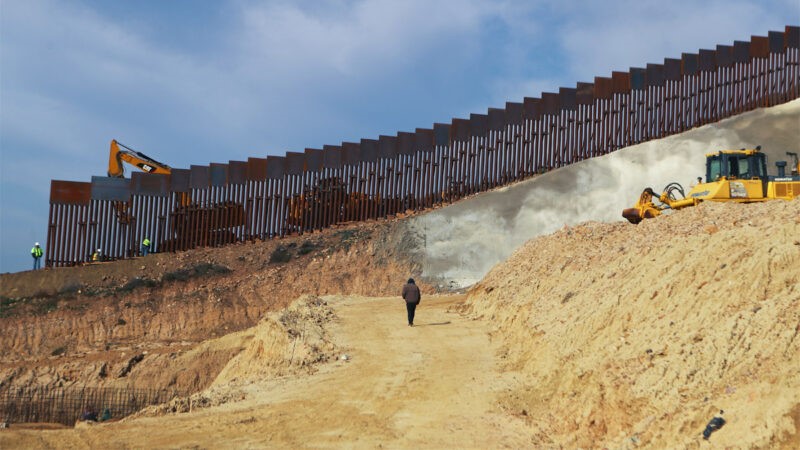  △建设中的新美墨边境墙