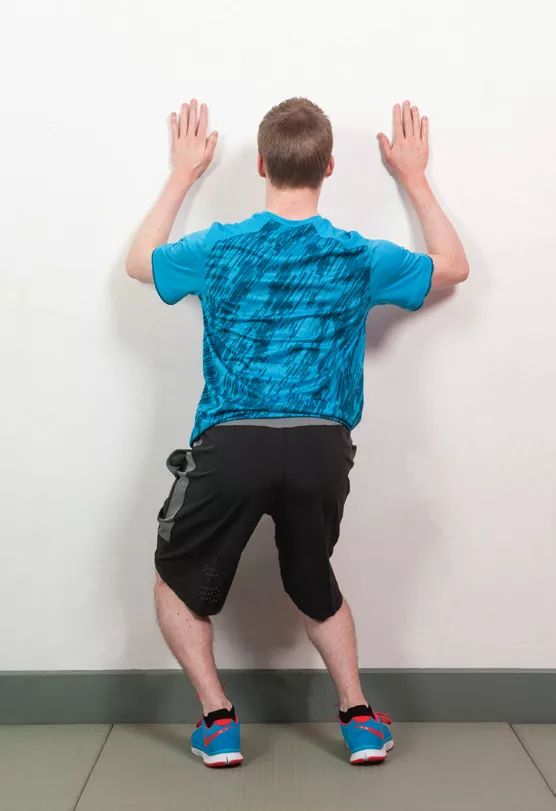 ④重复上述动作,保持髋部向前的同时,膝盖朝左向墙壁运动.