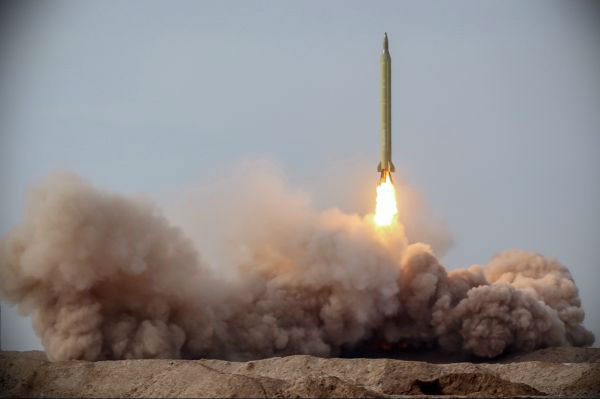伊朗军方1月16日在位于该国中部的沙漠地带向印度洋发射弹道导弹。（法国希帕图片社）